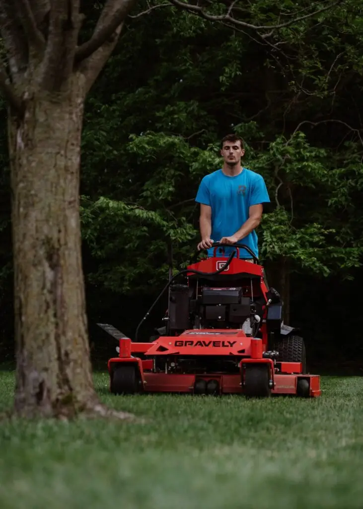 Lawn mowing services in Des Moines - professionally cut grass