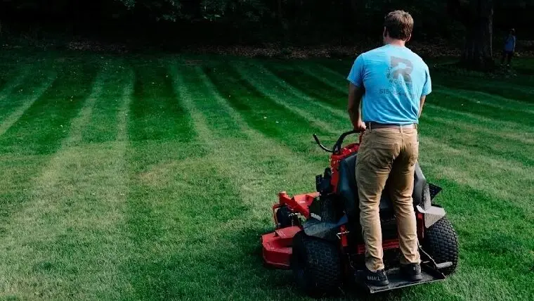 Mowing service in Des Moines